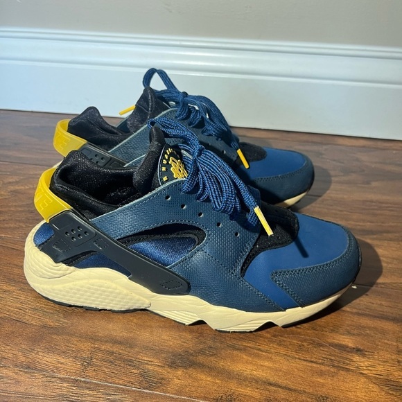Nike Air Hurache Premium Armory Navy & University Gold Sneakers-Size 7.5